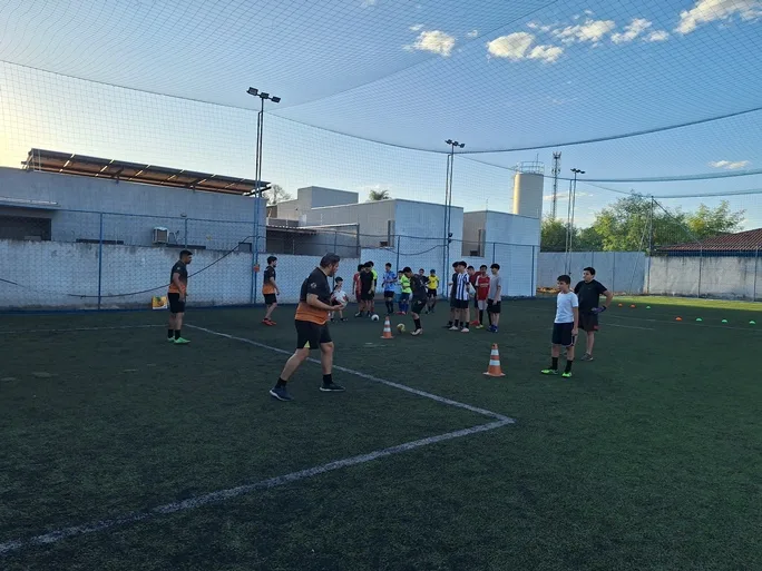 Os jogos do projeto 'Futfam' acontecem aos sábados em uma arena em Três Lagoas. - Foto: Divulgação