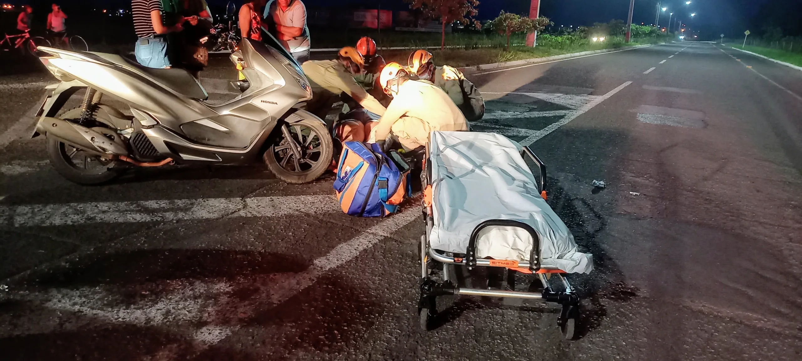 Vítima apresentava uma suspeita de fratura na perna esquerda e foi levada ao Hospital Auxiliadora - Foto: Alfredo Neto/JPNews