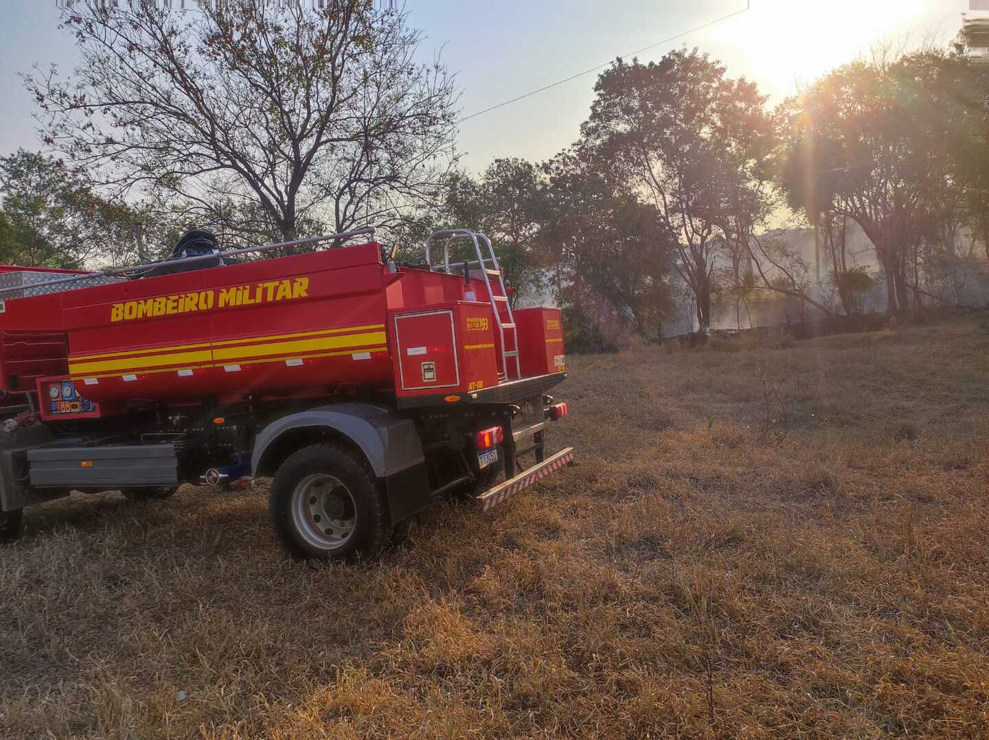 Fogo teria começado de forma criminosa e rapidamente ganhou proporções gigantescas. - Foto: Divulgação/Corpo de Bombeiros