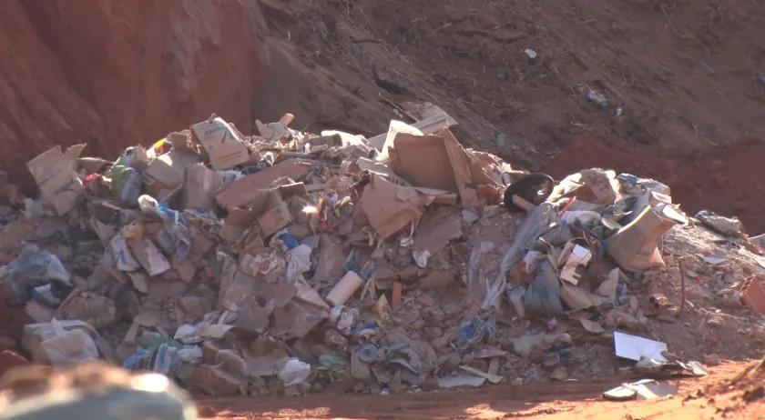 Á destinada a construção de parques, escolas e posto de saúde no bairro Montanini em Três Lagoas vira local de destarte irregular de lixo. - Foto: Reprodução/TVC