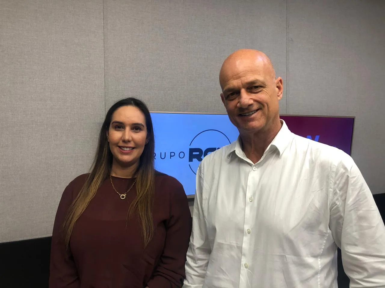 Andreas Blazoudakis e Ana Lia Coletto no estúdio da rádio CBN-CG - Foto: Felipe Arguelho/ CBN-CG