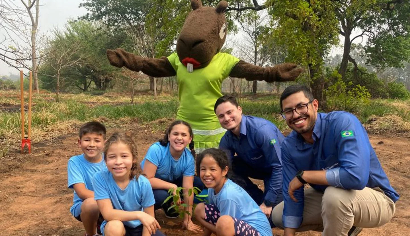 Alunos municipais e técnicos da Águas Guariroba em dia de ação ambiental - Foto: Divulgação/AG