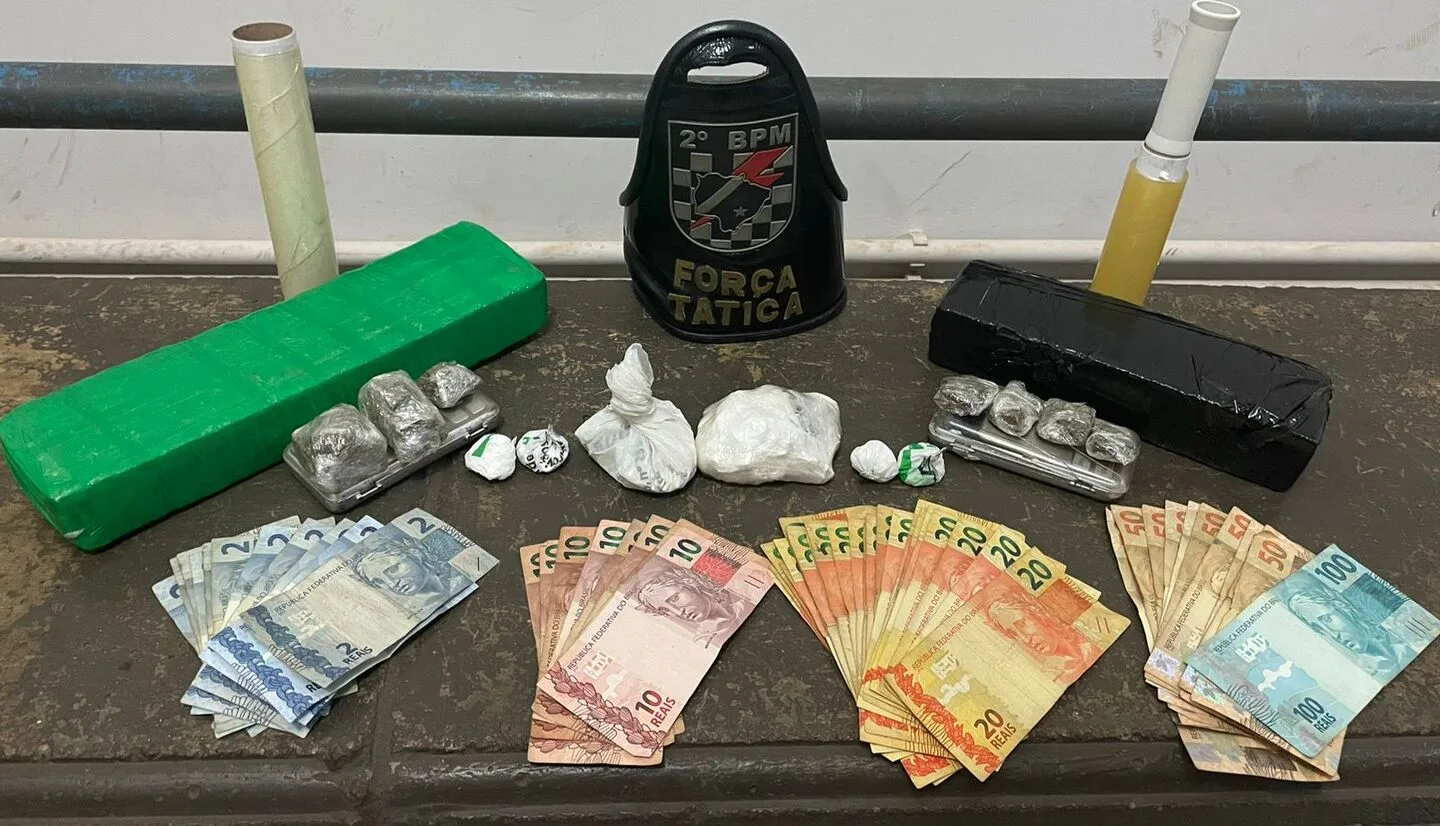 "Flamengo" é flagrado vendendo drogas e volta ao sistema prisional após ser pego pela Força Tática negociando drogas, no bairro Vila Haro. - Foto: Divulgação/Polícia Militar