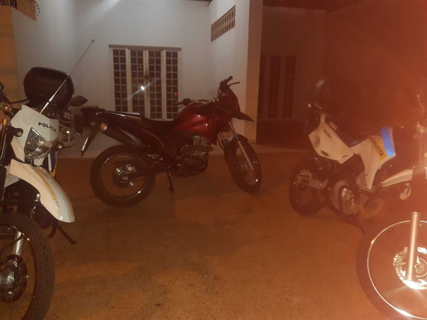 Após tentar fugir da PM e cair com motocicleta, passageiro tentou se esconder em árvore. - Foto: Divulgação/Polícia Militar