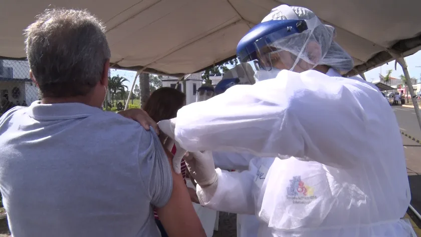 Para receber a dose, é necessário levar o cartão de vacina e documento. - Foto: Arquivo/JPNews