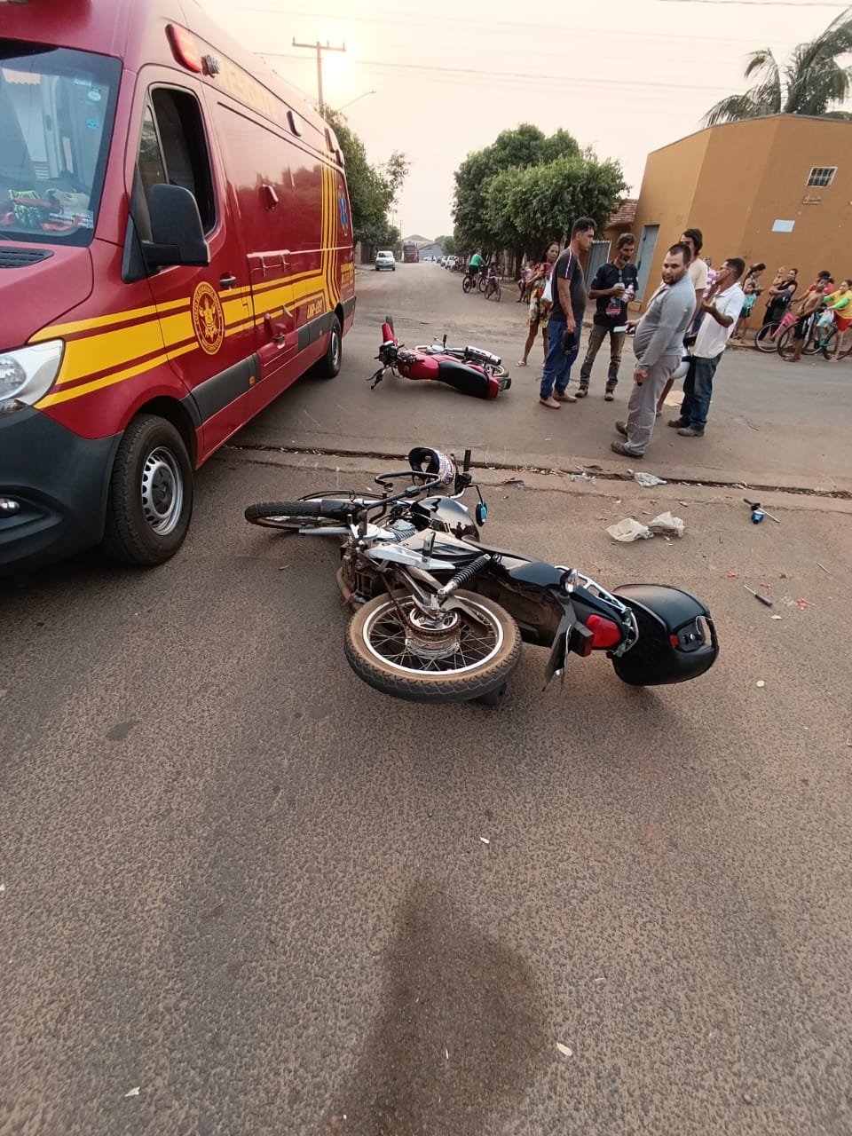 Uma motocicleta trafegava pela rua Uberlândia quando no cruzamento com a rua Nilson Pimenta de Melo colidiu com o outro veículo - Corpo de Bombeiros