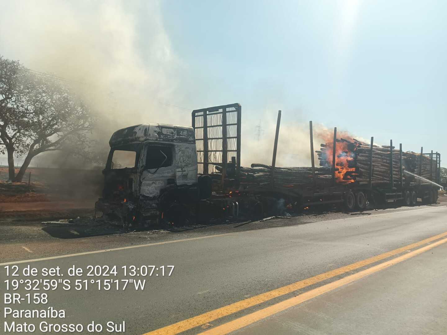 Corpo de Bombeiros atende a ocorrência - Corpo de Bombeiros