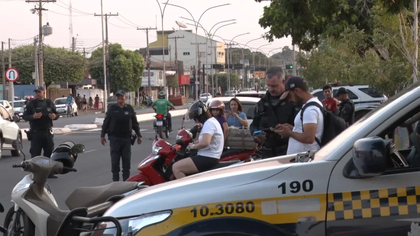 Policiais do Pelotão de Trânsito da Polícia Militar realizam ação preventiva em ruas e avenidas de Três Lagoas. - Foto: Reprodução/TVC