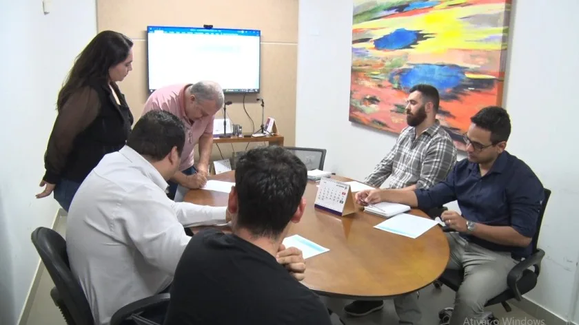 Na tarde de quarta-feira (28), representantes de partidos políticos de Três Lagoas se reuniram na sede da emissora para conhecer as regras do cronograma das entrevistas dos candidatos a prefeito. - Foto: Reprodução/TVC