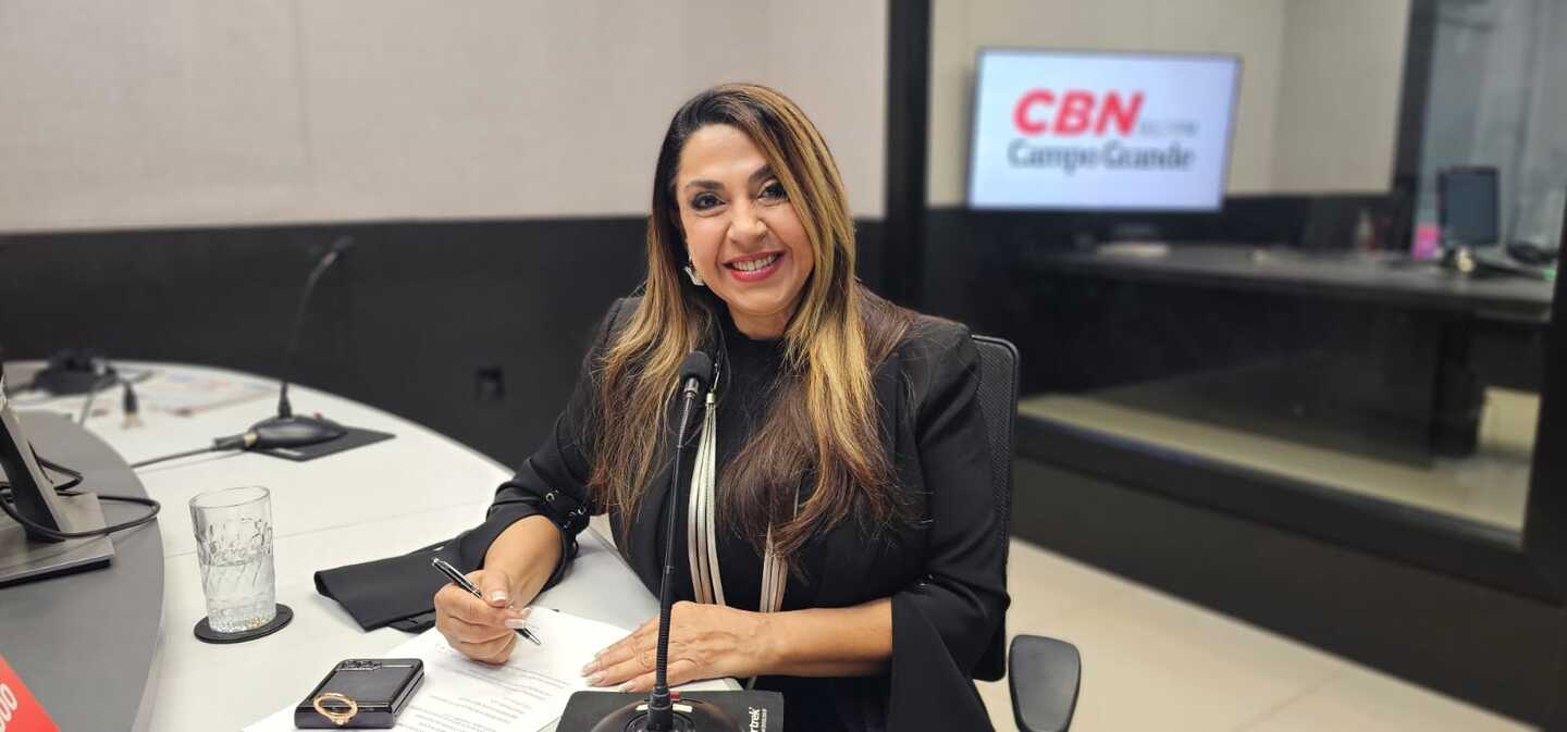 Inês Santiago no estúdio da rádio CBN-CG - Foto: LSSCom/CBN-CG