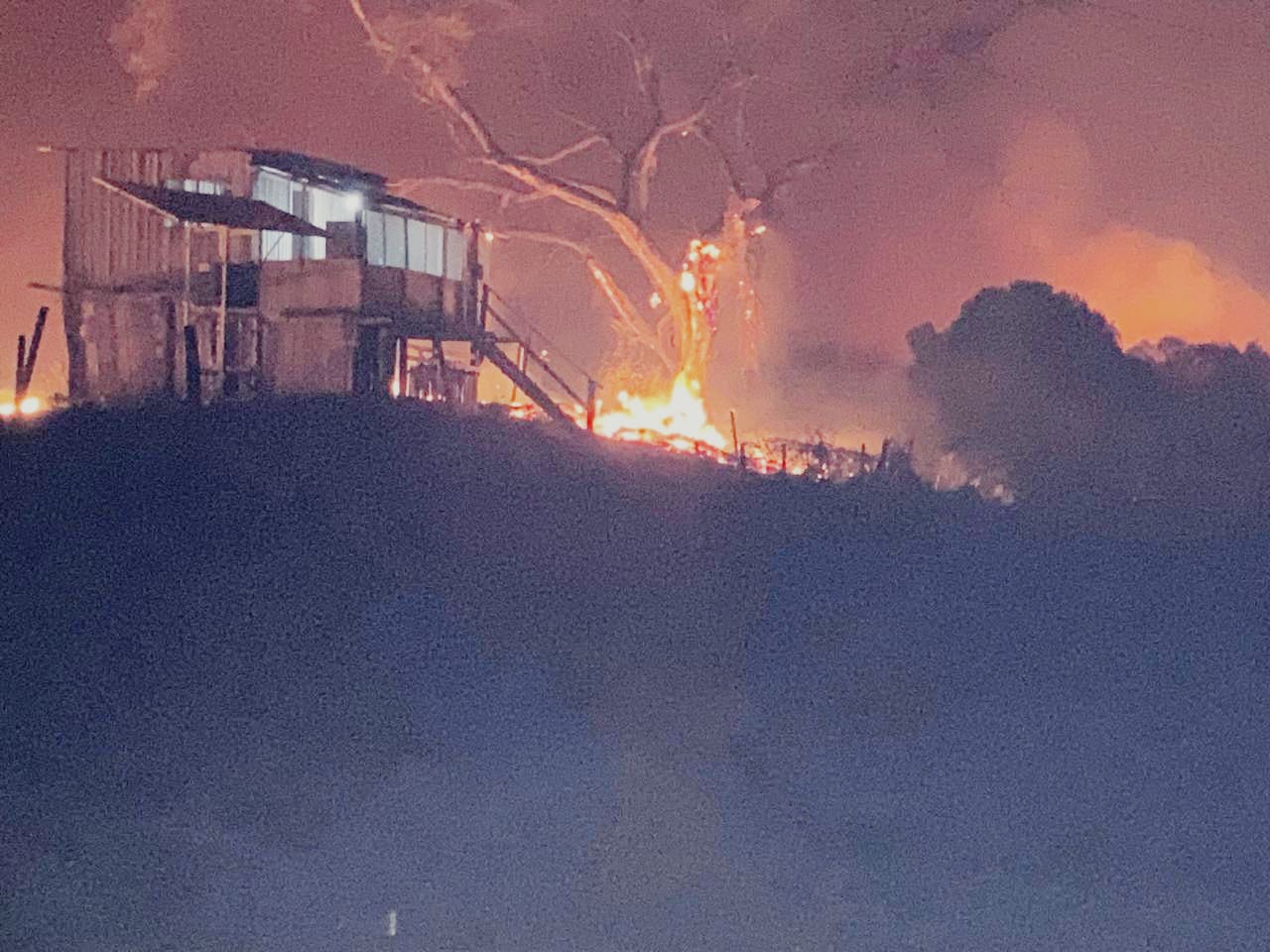 Casa cercada pelas chamas e em meio à densa fumaçano Pantanal Sul - Foto: Divulgação/PMA-MS