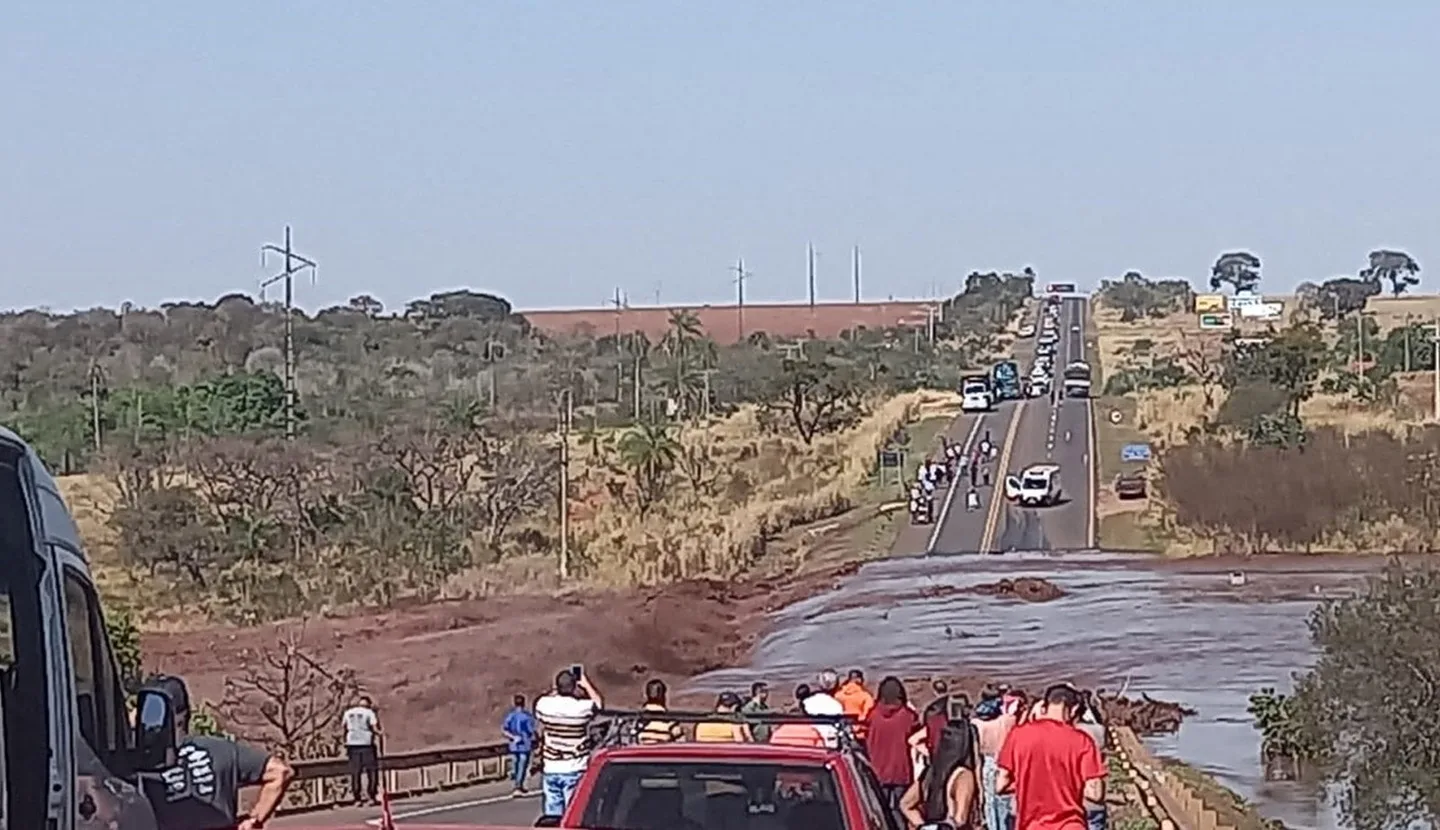 Trecho interditado no KM 500 da BR-163, entre Campo Grande e Jaraguari - Foto: Reprodução/Redes Sociais