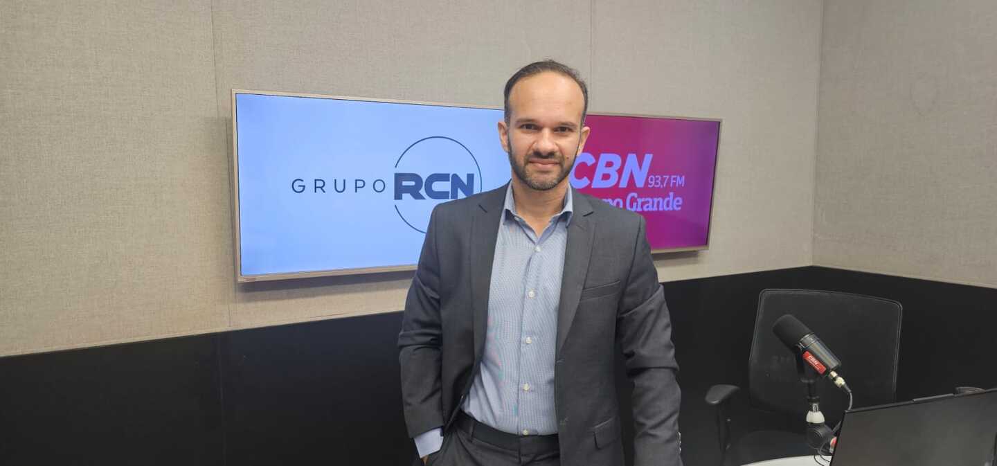 Eduardo Marcondes no estúdio da rádio CBN-CG - Foto: LSSCom/CBN-CG