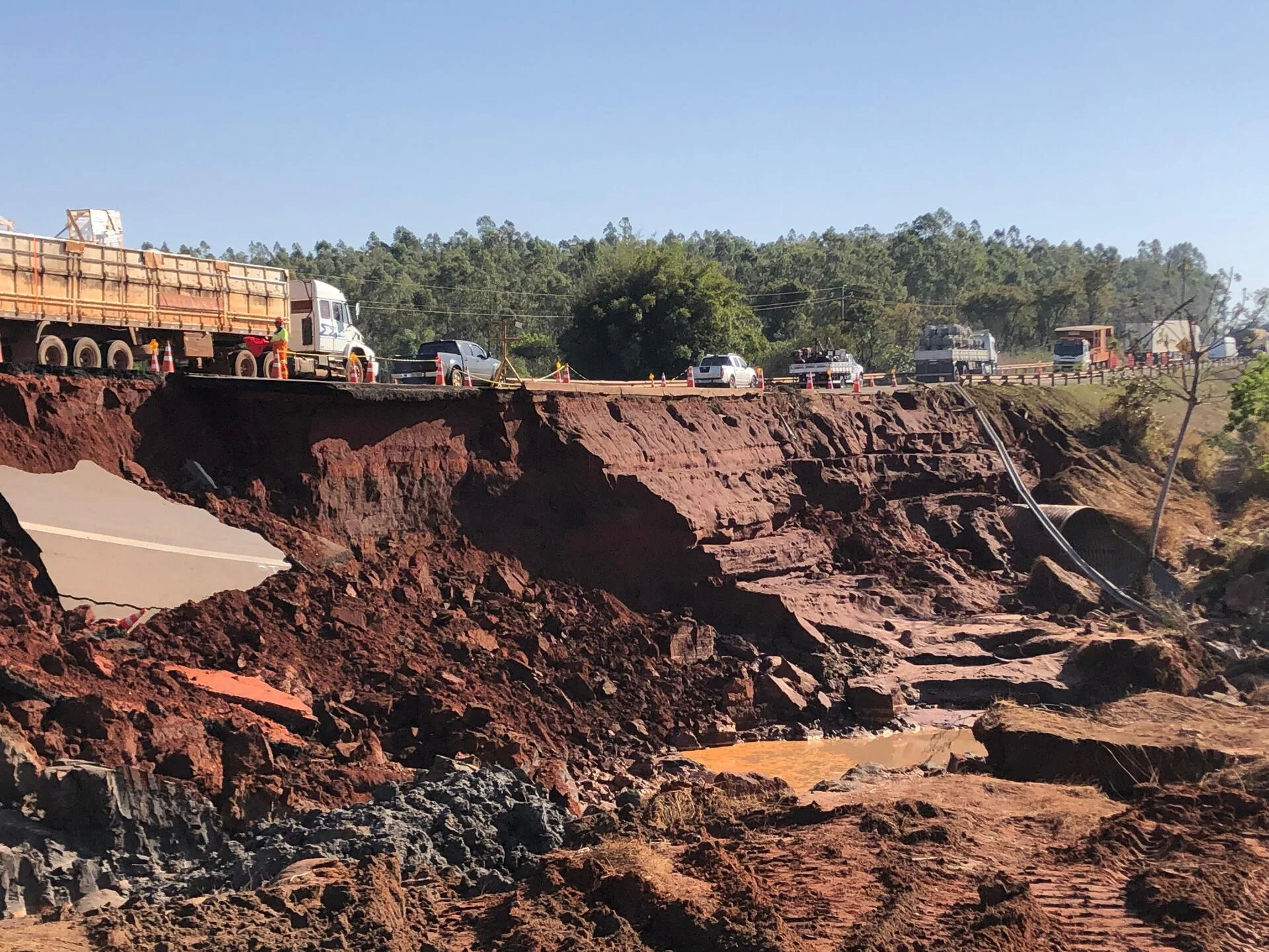 Tráfego na BR-163 está liberado em meia pista, ao lado de cratera que se abriu no km 500 - Foto: Gerson Wassouf/CBN-CG