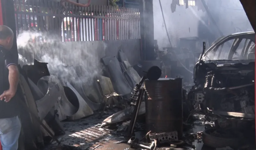 Fogo destruiu autopeças no bairro da Lapa. - Foto: Reprodução/TVC