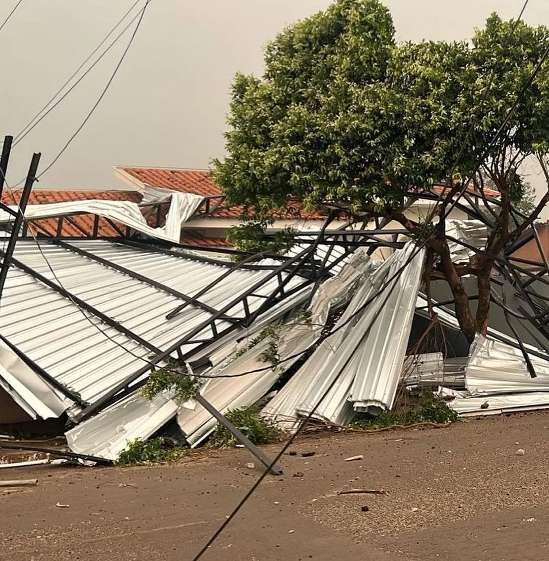 Em Nova Andradina um barracão desabou por conta dos fortes ventos nesta sexta-feira (20) - Foto: Reprodução/Redes Sociais