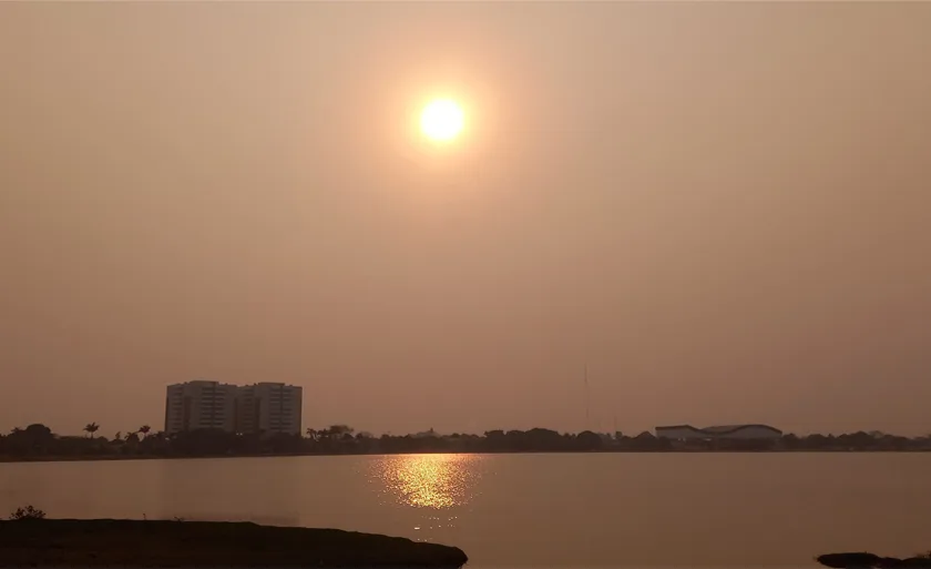 O céu de Três Lagoas ainda está tomado pelas fumaças oriundas de queimadas. - Foto: Alfredo Neto/RCN67