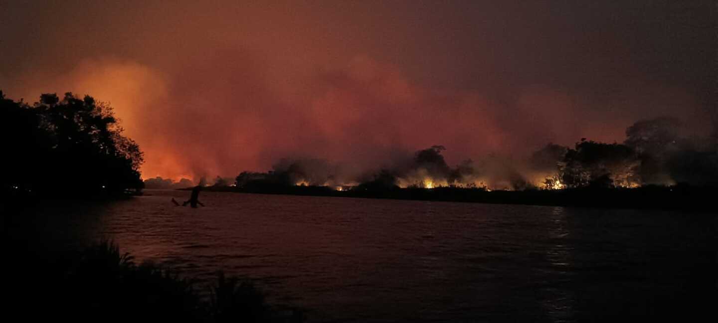 Equipe enfrenta fortes ventos e fumaça densa para salvar cinco pessoas em situação de risco no rio Miranda - Divulgação/PMA