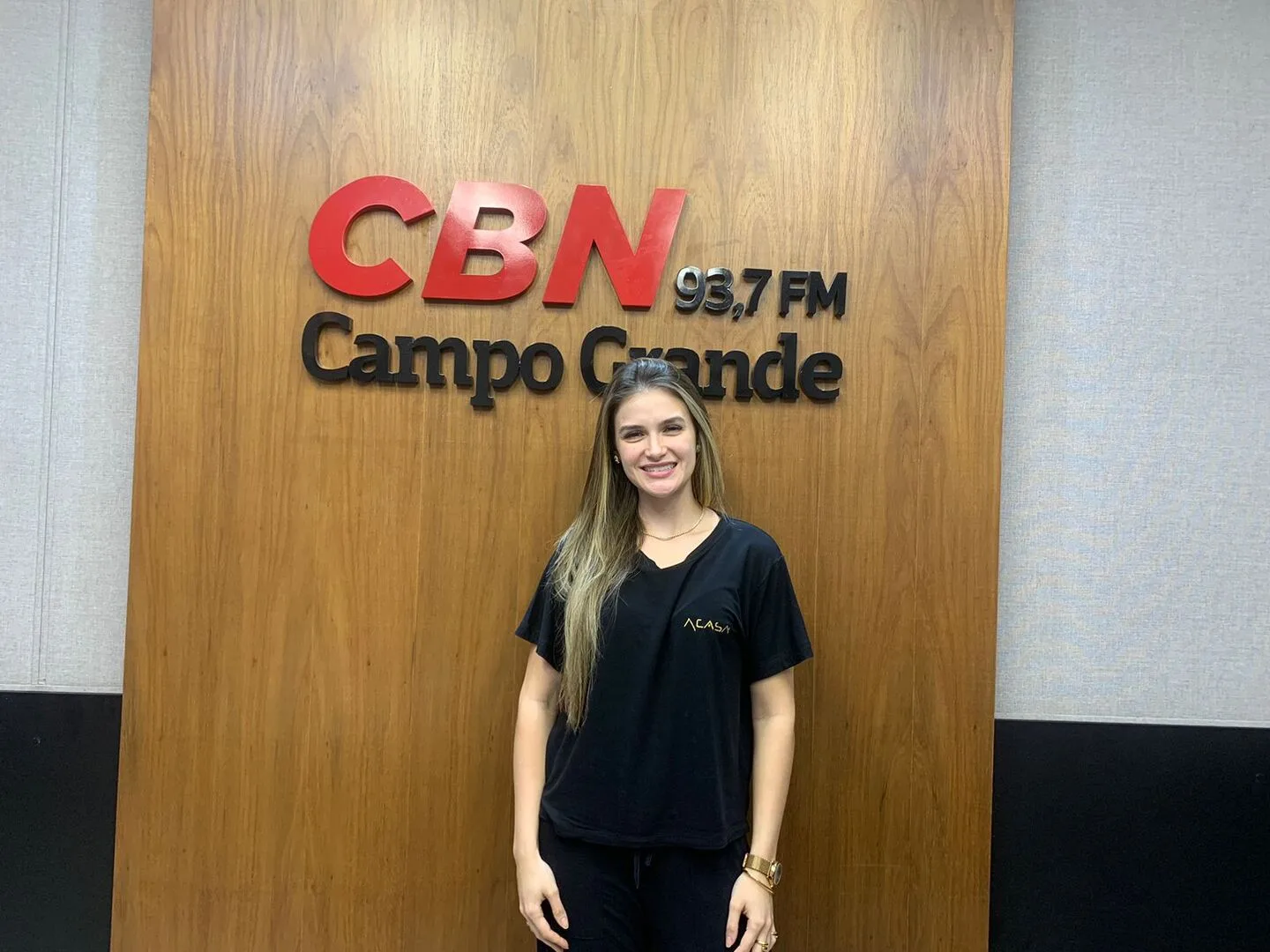 A médica Mariana Vilela nos estúdios da Rádio CBN Campo Grande - Fernando de Carvalho/CBN-CG