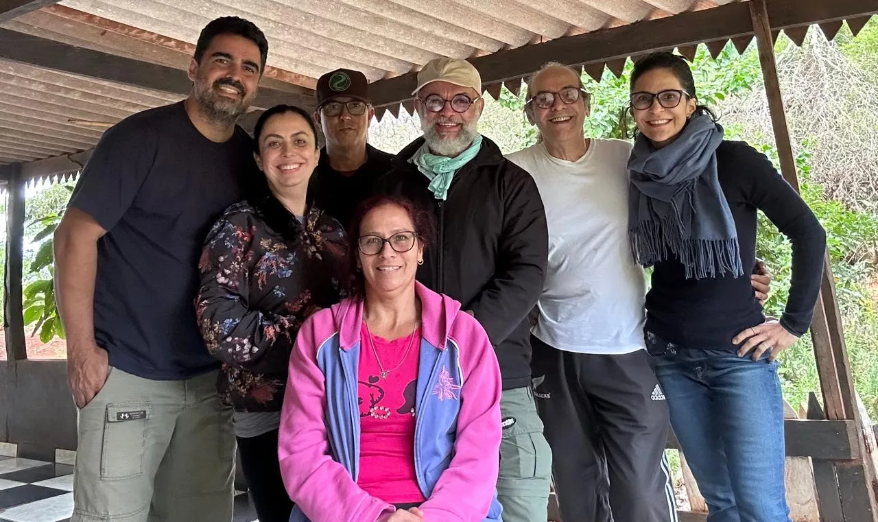 Equipe formada por Thiago, Gabriela, Adenil, Sérgio, Marcos e Sabrina (da esquerda para a direita). Ao meio, a trabalhadora rural Vanusa, do Asentamento Itamarati - Foto: Arquivo Pessoal/ Sabrina Xavier