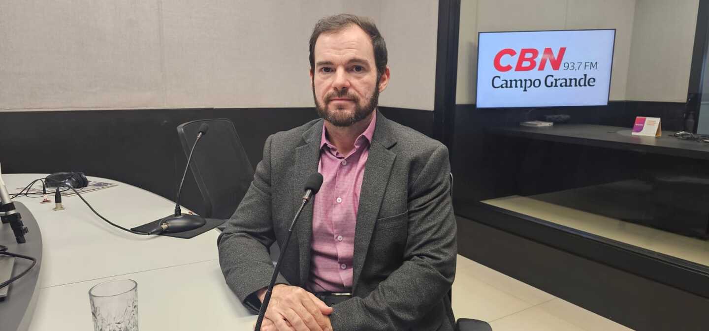 Diogo Carvalho no estúdio da rádio CBN-CG - Foto: LSSCom/CBN-CG