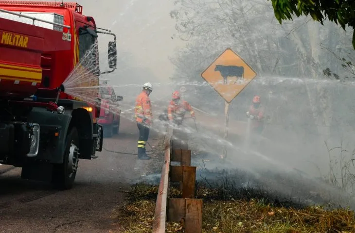 Com apoio da Força Nacional e de bombeiros de fora do estado, trabalho de combate aos incêndios já completa 129 dias em MS - Foto: Bruno Rezende