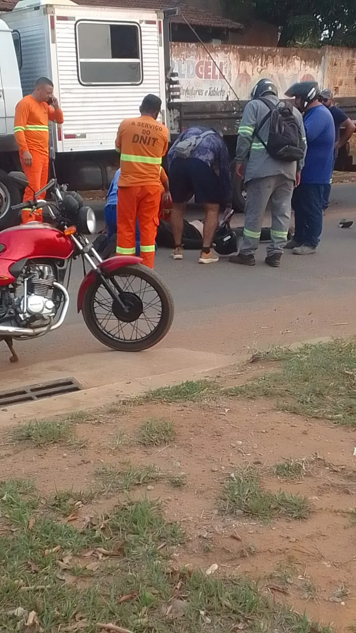 Ambos os veículos faziam o mesmo sentido e a colisão ocorreu após motociclista bater em traseira de caminhão parado - Foto: Divulgação/Redes sociais