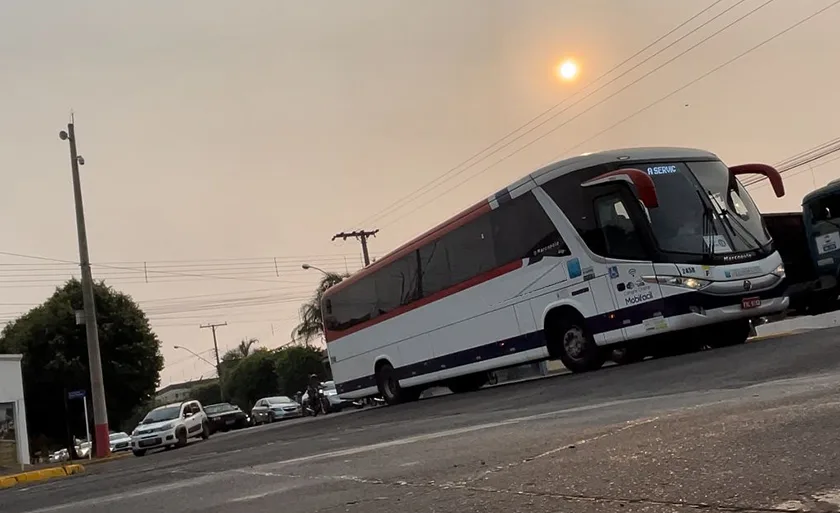 O sol até aparece, mas na cor vermelha, sinal da poluição sobre a cidade. - Alfredo Neto/RCN67