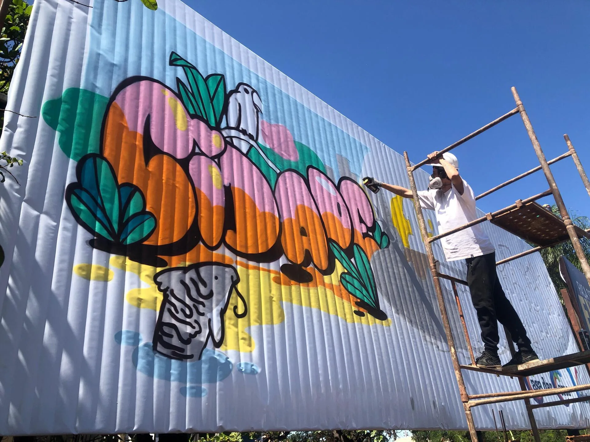 O artista plástico, Rafael Mareco, foi o escolhido para fazer a homenagem à capital utilizando seu próprio estilo de grafite - Foto: Gerson Wassouf/CBN-CG