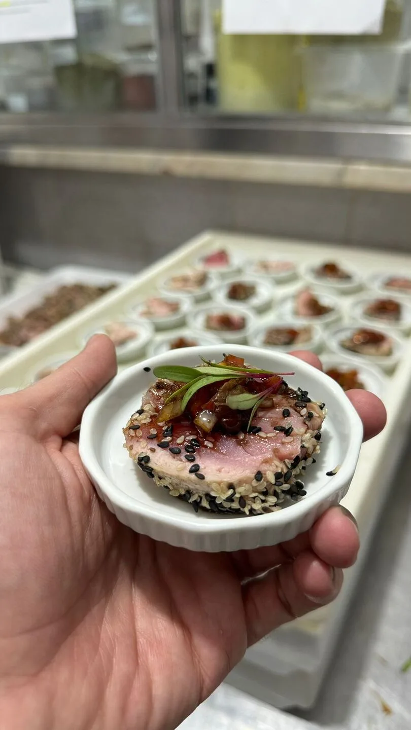 Atum tataki em porcelana canelada - Foto: Chef Paulo Machado