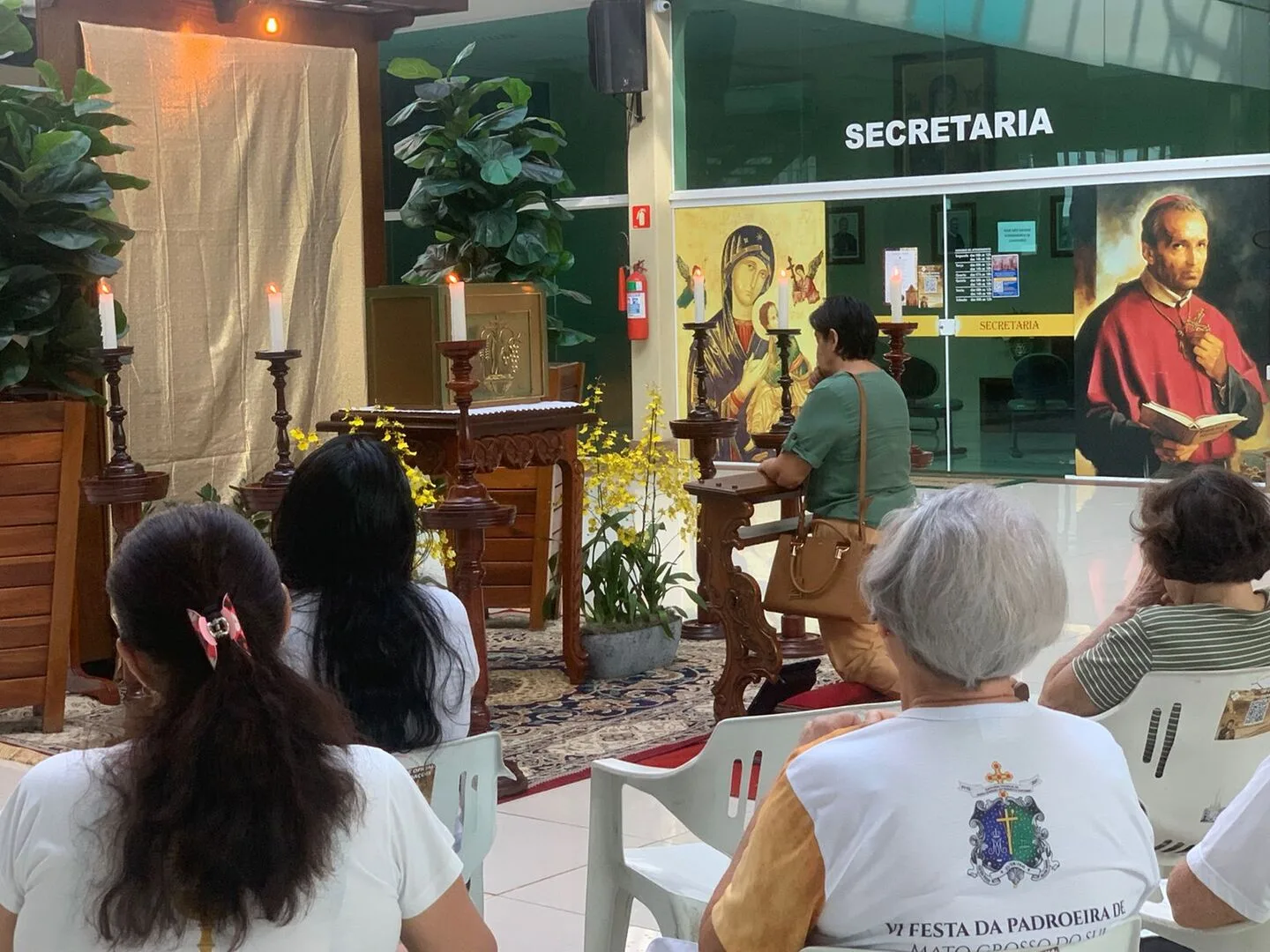 Fiéis se preparam para a Paixão de Cristo com adoração ao Santíssimo Sacramento - Foto: Duda Schindler/CBN-CG