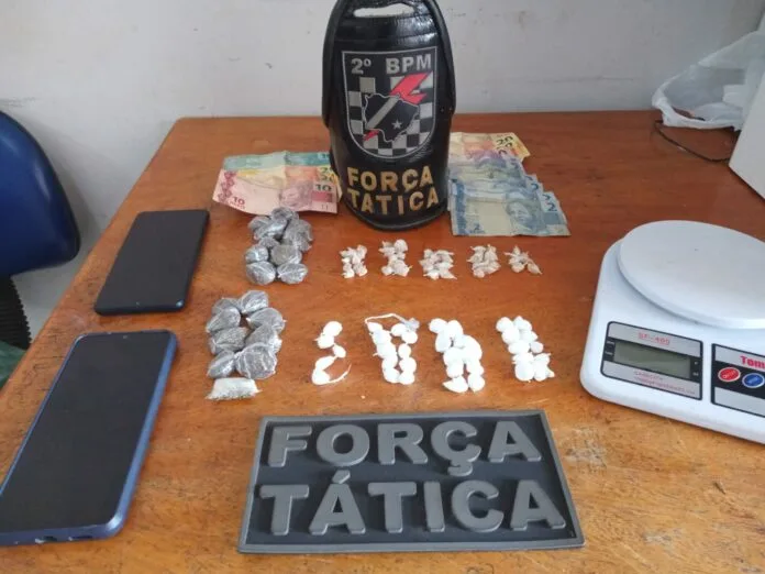 No local, foi encontrado cocaína, crack, maconha e dinheiro. - Foto: Divulgação/Polícia Militar