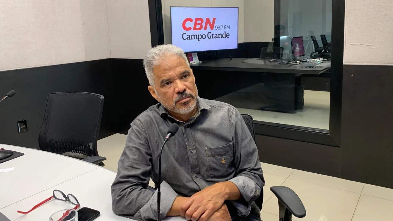 Adilson Trindade no estúdio da rádio CBN-CG - Foto: Raíssa Rojas/ CBN-CG