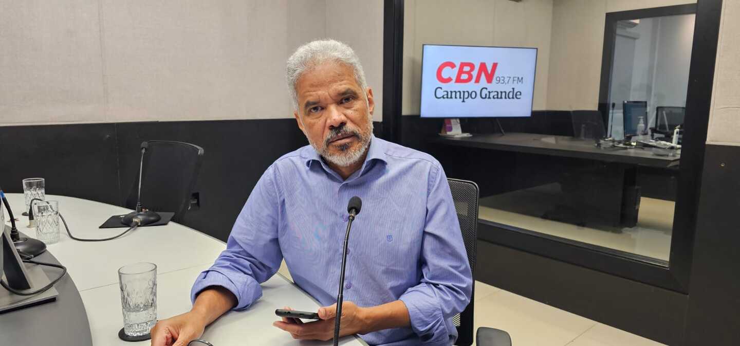 Jornalista Adilson Trindade, durante participação ao vivo na Rádio CBN Campo Grande - Foto: LSSCom/CBN-CG