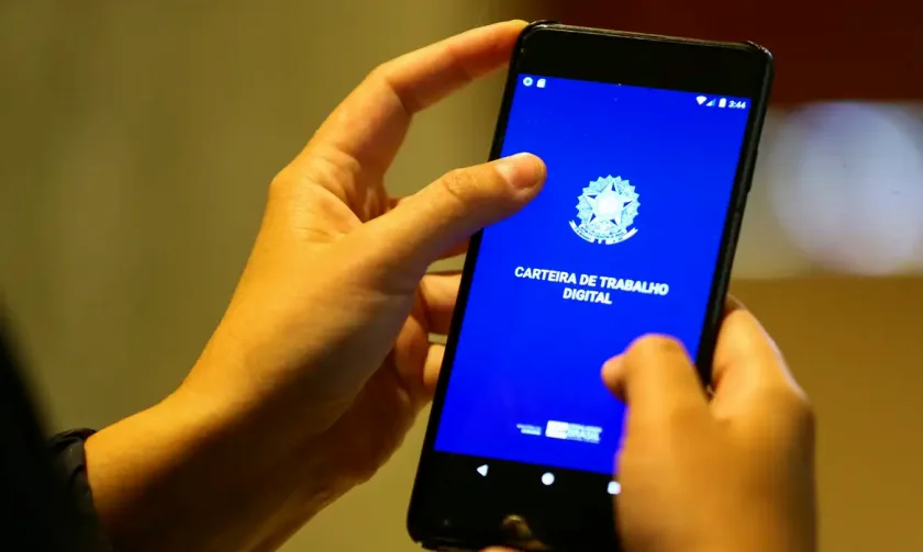 Quem estiver com Carteira de Trabalho Digital precisa levar celular carregado para acesso aos dados. | Foto: Arquivo/CBN CG