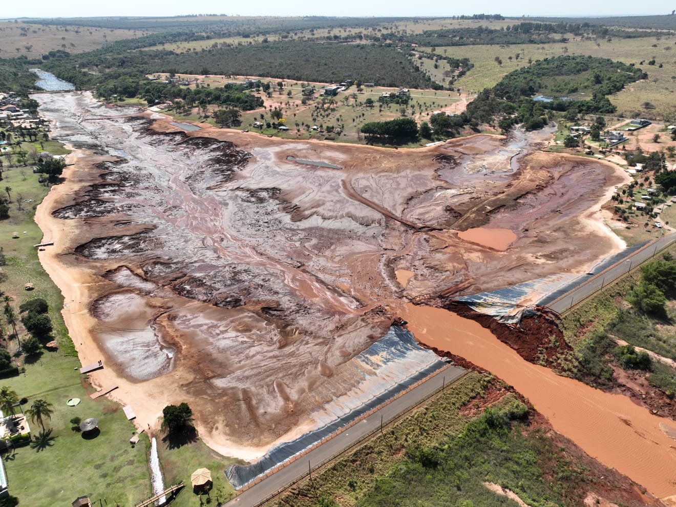 Imagem aérea feita logo após o rompimento da barragem do Nasa Park, na terça-feira (20) - Foto: Divulgação/Imasul