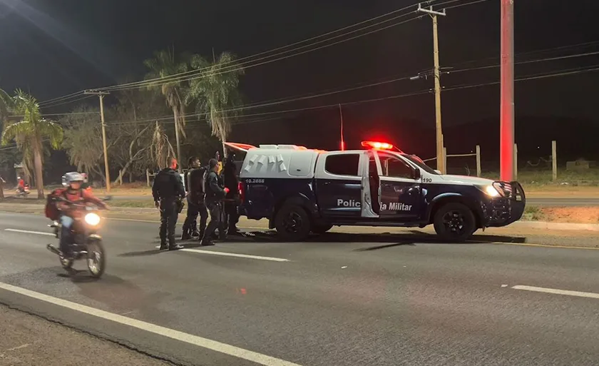 Suspeito não respeito as ordens dos militares para sair da rodovia. - Foto: Divulgação