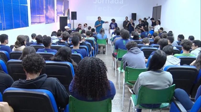 Alunos da escola estadual Jomap tiveram a chance de aprender mais sobre temas como processamento de dados e inteligência artificial. - Foto: Reprodução/TVC