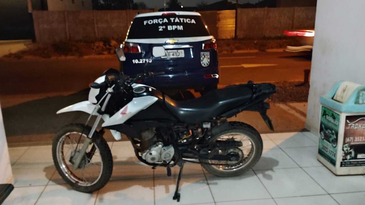 A dupla usava uma moto furtada para realizar furtos e roubos em Três Lagoas. - Foto: Divulgação/Polícia Militar