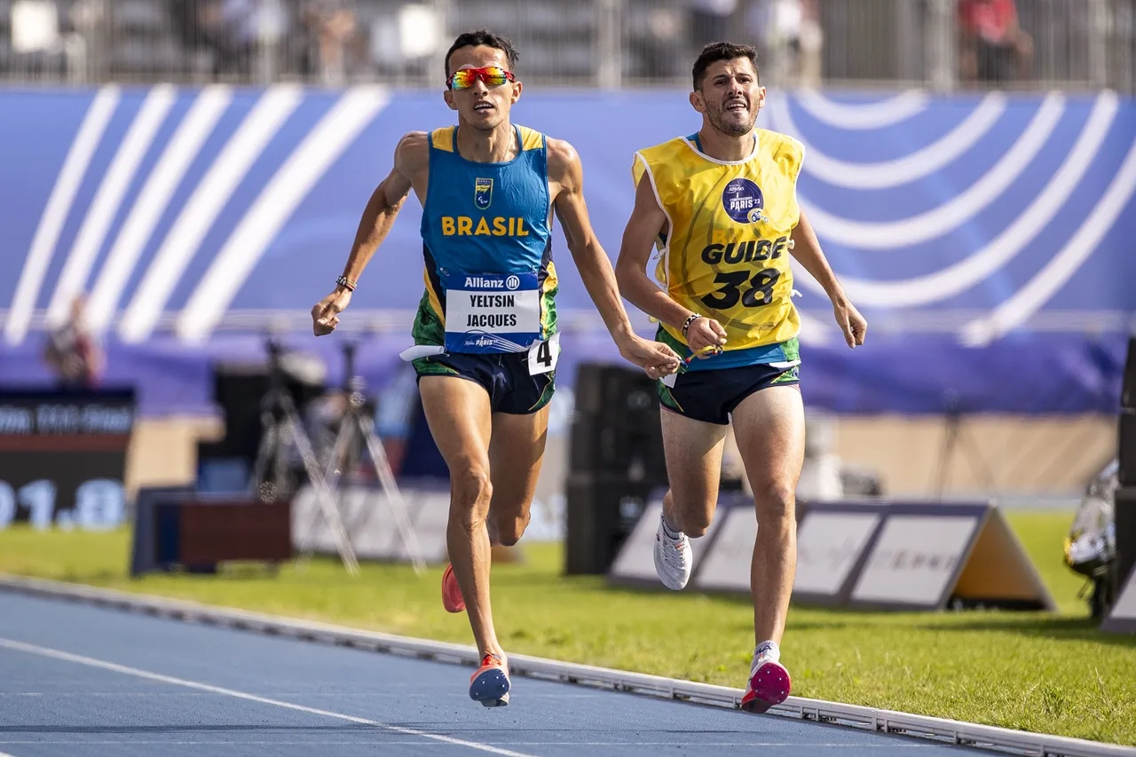 Yeltsin Jacques foi ouro no Mundial de Paris, ao lado do guia Edelson Ávila - Foto: Alessandra Cabral/CPB