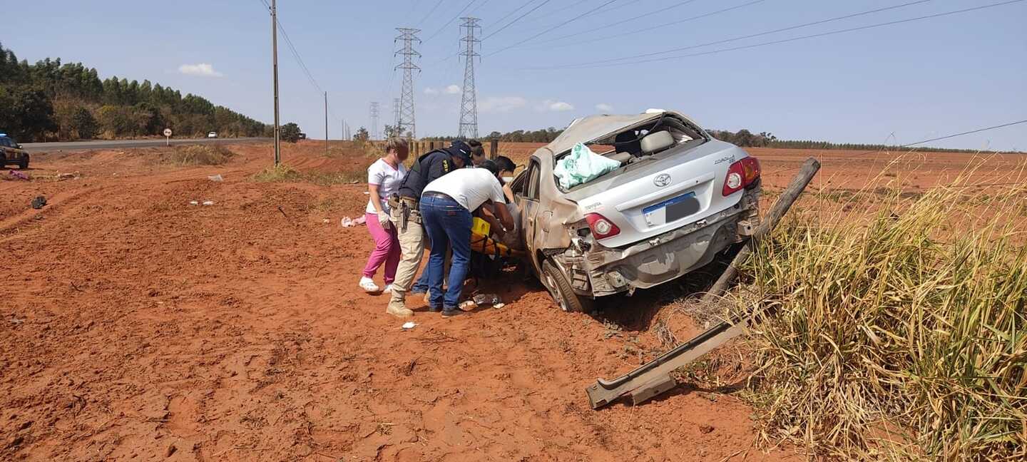 Suspeita é que carro estava em alta velocidade quando ocorreu o acidente. - Foto: Reprodução/PRF