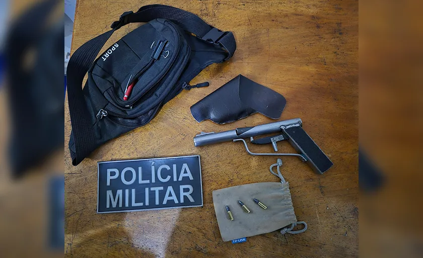 Arma foi apreendida após homem tentar fugir da abordagem policial. - Foto: Divulgação/Polícia Militar