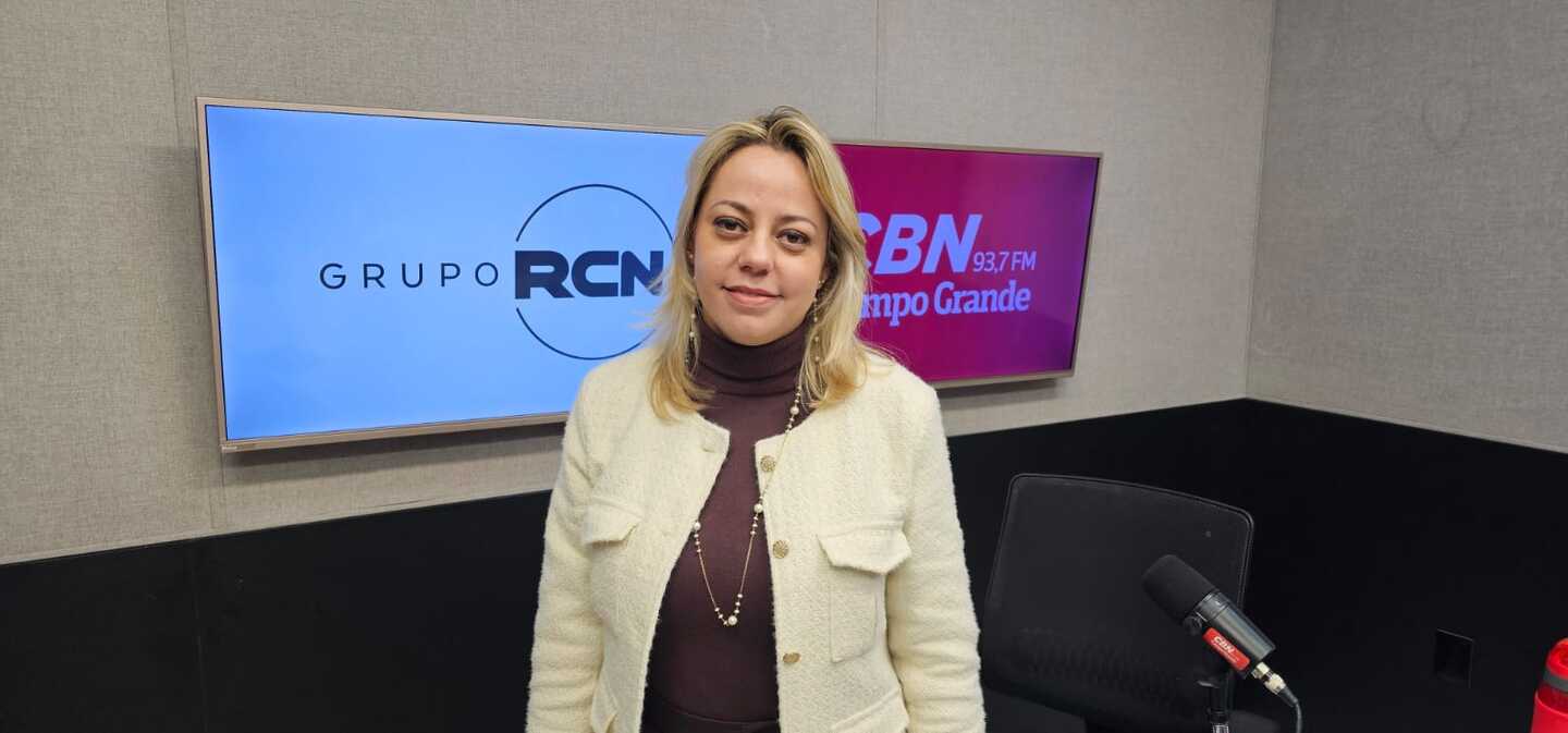 Daniela Kades de Oliveira no estúdio da rádio CBN-CG - Foto: LSSCom/CBN-CG