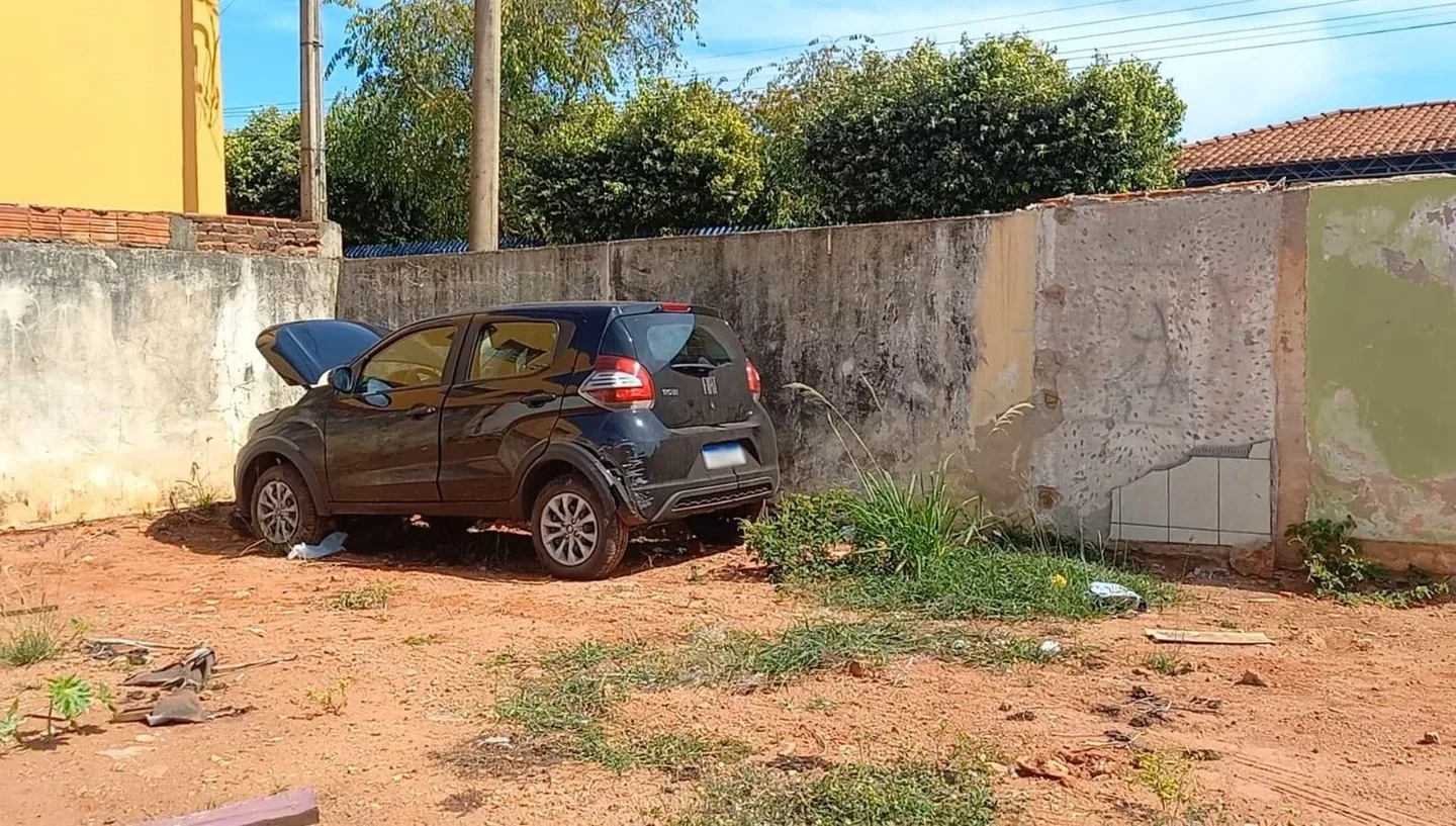 Polícia Militar recupera carro que foi furtado e abandonado em um terreno baldio, em Três Lagoas. - Foto: Divulgação/Polícia Militar