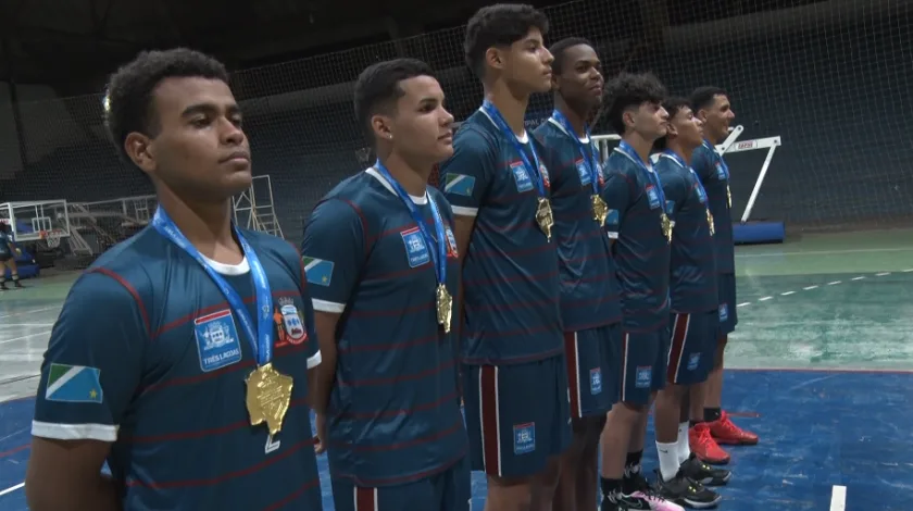 Seleção de vôlei masculina é campeã do campeonato estadual e seis atletas vão representar o estado no campeonato nacional. - Foto: Reprodução/TVC