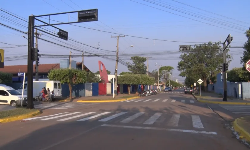 Novo semáforo entrará em funcionamento a partir desta segunda-feira (2), na avenida Rafael de Haro, no bairro Vila Haro, em Três Lagoas. - Foto: Reprodução/TVC