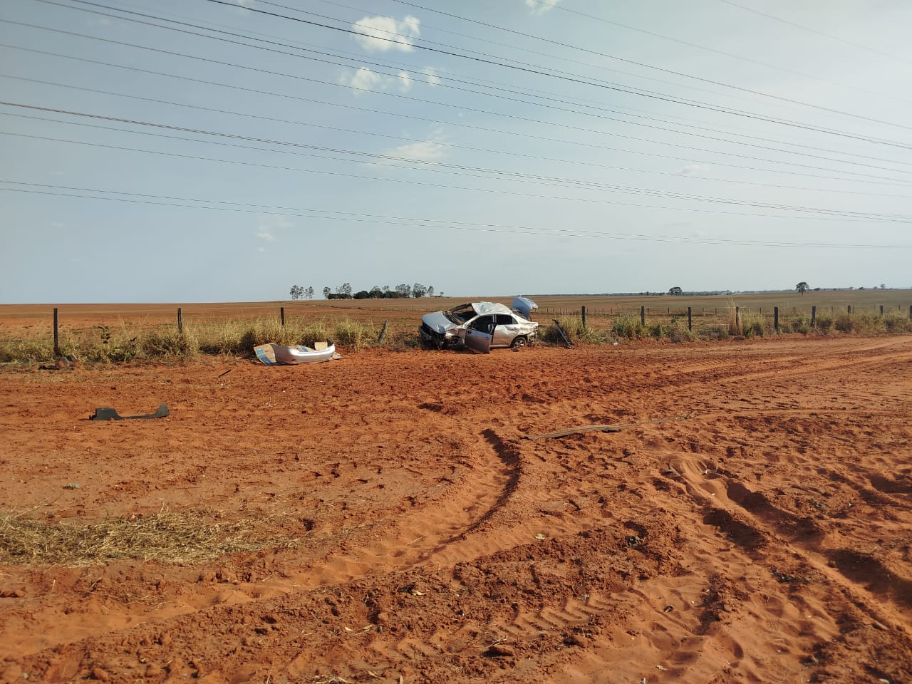 Avô da criança dirigia o carro e foi levado ao Hospital Municipal de Água Clara, com ferimentos leves - Foto:Divulgação