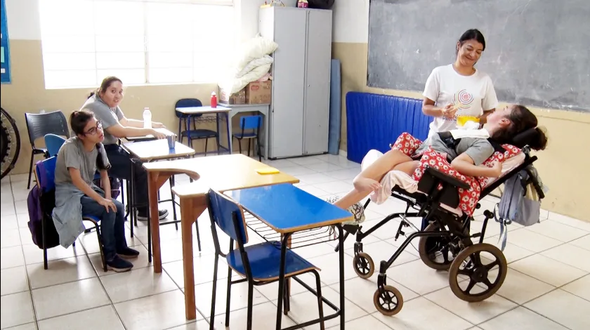 Espaço atual não comporta ampliação e mesmo assim, Apae faz de tudo para oferecer um bom atendimento - Foto: Reprodução TVC/Max Silva