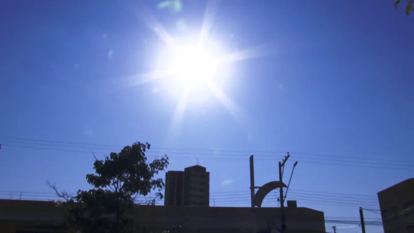 Nas ruas de Três Lagoas, os moradores relatam um aumento de sintomas relacionados a gripe e alergias. - Foto: Reprodução/TVC