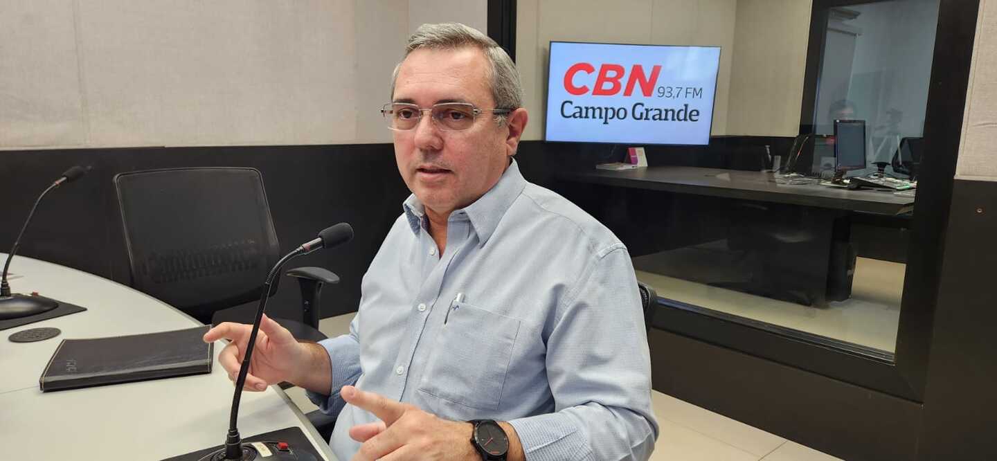 Édir Viégas no estúdio da rádio CBN-CG - Foto: Karina Anunciato/ CBN-CG